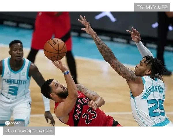 镜头回放：范弗里特超远距离压哨三分命中，点燃主场