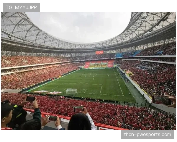 凤凰山体育场上座率爆满，成都球市成中超复苏缩影